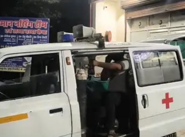एम्बुलेंस में लेकर जाते हुए
