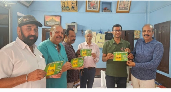 स्टीकर लगाते चेंबर के प्रतिनिधि मंडल
