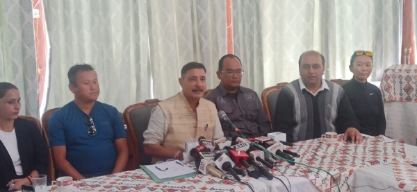 अरुण रावत प्रेस वार्ता को संबोधित करते हुए