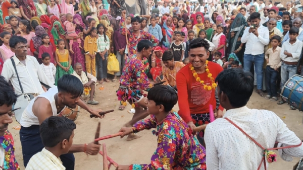 परेवा को गांव में लोगों ने जमकर दिवाली खेली