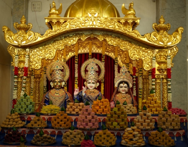 अक्षरधाम मंदिर जयपुर में गोवर्धन पूजा कर मनाया गया भव्य अन्नकूट महोत्सव