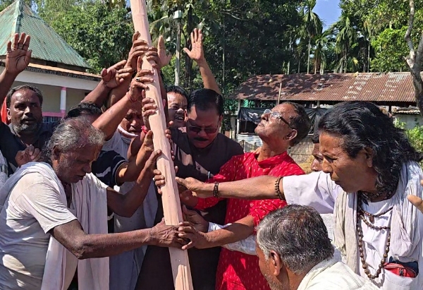 रास मेला का खूंटी पूजा करते राजगंज विधायक खगेश्वर राय