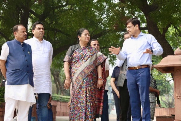 छठ महापर्व की तैयारियों की समीक्षा के लिए बुधवार को सूर घाट का दौरा करती मुख्यमंत्री  रेखा गुप्ता