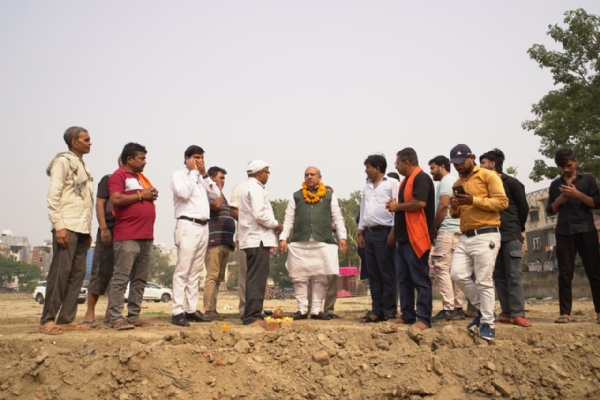 रोहिणी सेक्टर-7 स्थित छठ घाट का निरीक्षण  करते  दिल्ली विधानसभा के अध्यक्ष विजेंद्र गु्प्ता
