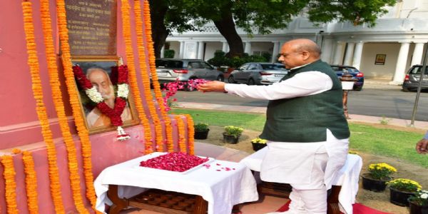 दिल्ली विधान सभा परिसर में भारत के प्रथम केंद्रीय विधान सभा अध्यक्ष वीर विठ्ठलभाई झवेरीभाई पटेल को भावभीनी श्रद्धांजलि अर्पित करते अध्यक्ष विजेंद्र गुप्ता
