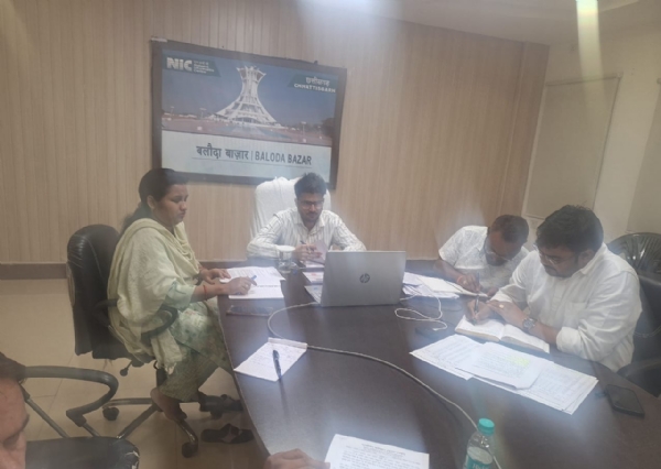 कलेक्टर दीपक सोनी खाद्य विभाग, वितरक कंपनी के प्रतिनिधि एवं गैस एजेंसी संचालकों की ऑनलाइन बैठक लेते हुए