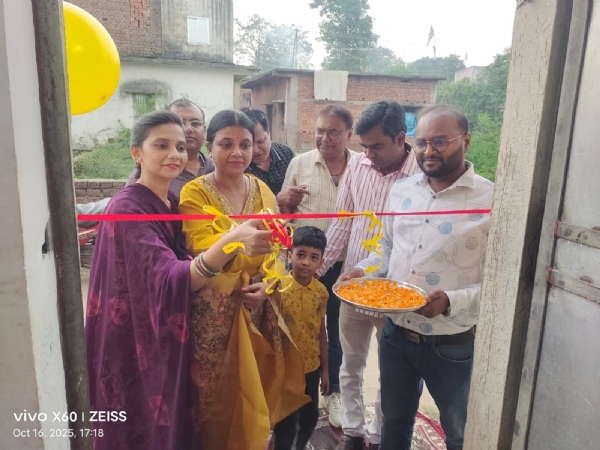 केंद्र का उद्घाटन करते अतिथि