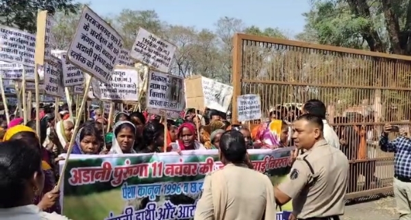 जनसुनवाई निरस्त करने की मांग करते हुए ग्रामीण
