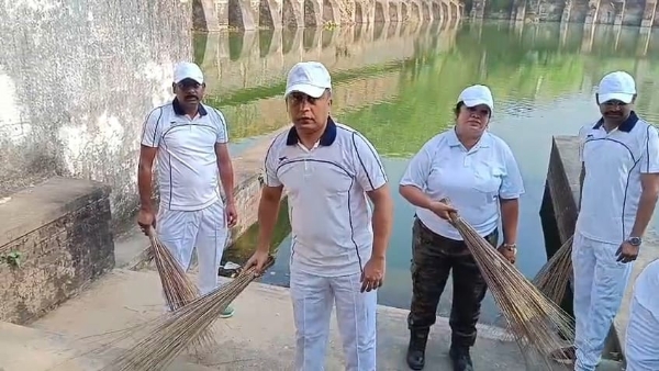 सफाई करते एसपी