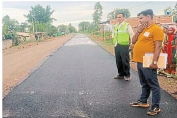 अधूरी सडक पर निरीक्षण करते अधिकारी