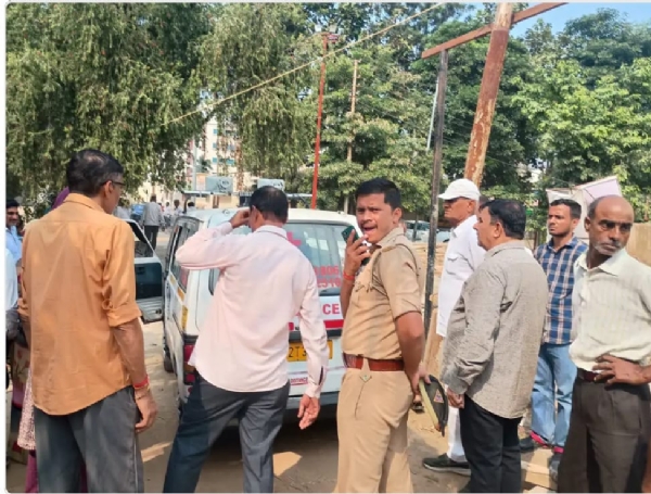 घटनास्थल पर मौजूद भीड़