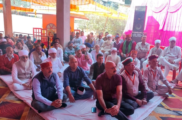 विश्वकर्मा मंदिर में मौजूद लोगों को संबोधित करते हुए अनिल शर्मा।