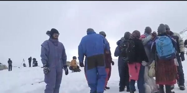 हिमाचल में सीजन की दूसरी बर्फबारी, चम्बा में हिमखंड गिरने से 250 भेड़ें मरीं, रोहतांग में सैलानियों ने उठाया आंनद