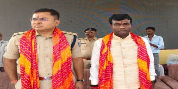 डीसी ने की डोरंडा पूजा पंडाल में मां काली की पूजा-अर्चना