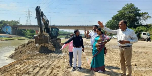 कोरबा : महापौर ने किया डेंगूरनाला छठ घाट का निरीक्षण, सफाई और रोशनी व्यवस्था के दिए निर्देश