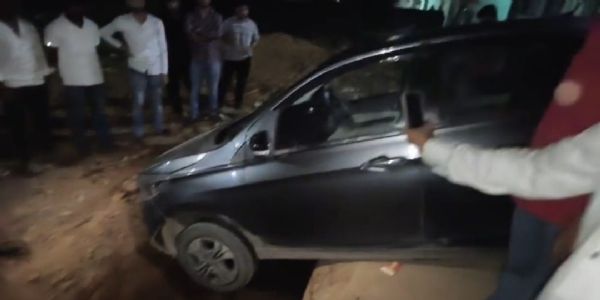 संवेदी कंपनी की दिखी लापरवाही, खोदे गए गड्ढ़े में घुसी कार