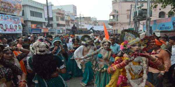 गोवर्धन पूजनोत्सव में यदुवंशियों ने निकाली शोभायात्रा,झाकियां बनी आकर्षण का केंद्र