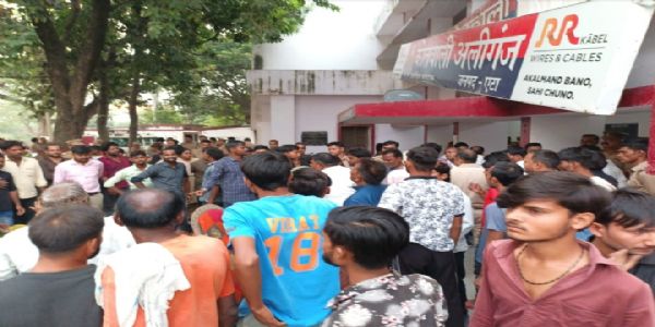 एटा में पूर्व प्रधान की हत्या, गिरफ्तारी को लेकर थाने पर शव के साथ ग्रामीणों और परिजनों का प्रदर्शन।