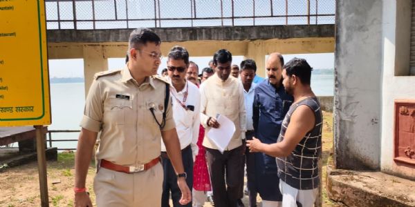 छठ पर्व को लेकर उपायुक्त ने किया छठ घाटों का निरीक्षण, दिये कई निर्देश