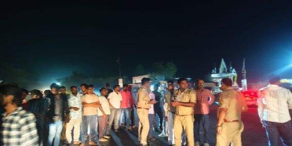 सड़क पर युवक का शव फेंककर कार चालक फरार