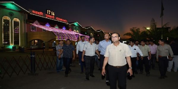 पूसीरे के महाप्रबंधक ने गुवाहाटी रेलवे स्टेशन का किया निरीक्षण