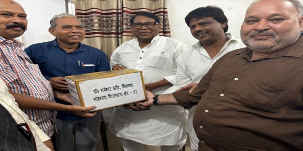 डॉ उरांव ने प्रदेश अध्यक्ष को सौंपा हस्ताक्षर अभियान के दस्तावेज