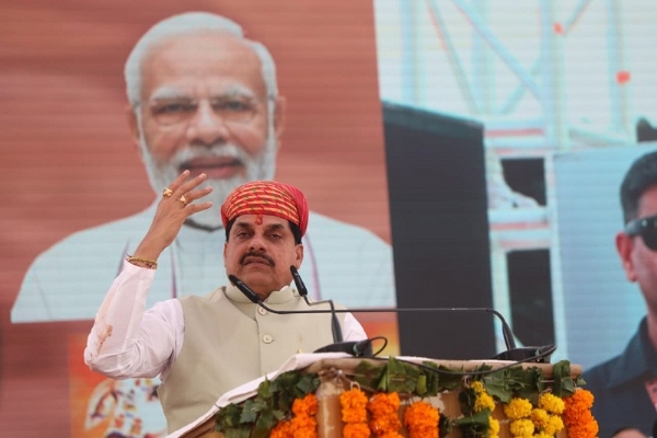नगर निगम इंदौर द्वारा स्थापित रेशम केन्द्र गौशाला में आयोजित गोवर्धन पूजा कार्यक्रम