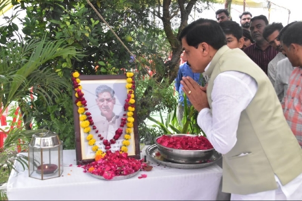 मुख्यमंत्री डॉ. मोहन यादव ने विदिशा जिले बल्लाखेड़ी में स्व. विशाल सिंह बघेल के चित्र पर पुष्पांजलि अर्पित की