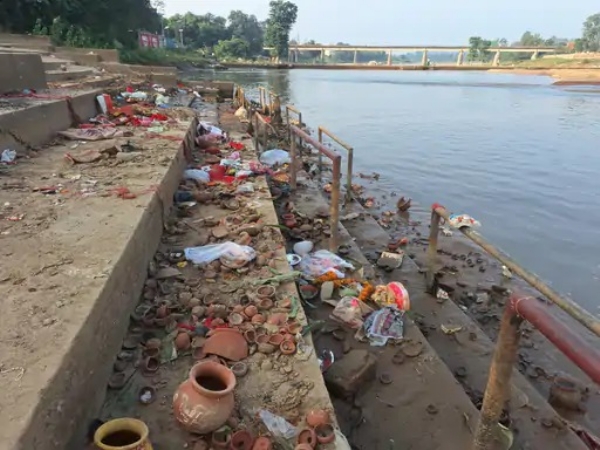 कन्हर नदी कराह उठी प्रदूषण से, श्रद्धा की धारा में घुल रहा है कचरे का जहर, जागी नगर पालिका
