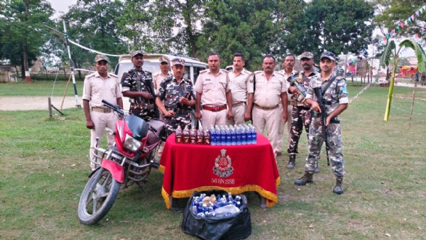 अररिया फोटो:जब्त शराब और मोटरसाइकिल के साथ एसएसबी और आबकारी विभाग