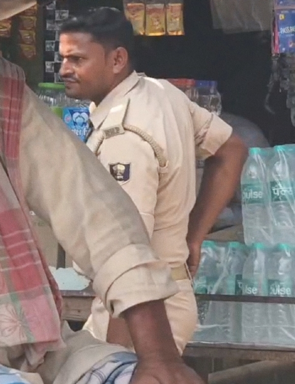 अररिया फोटो:ट्रक चालक से अवैध वसूली का सिपाही का वीडियो वायरल