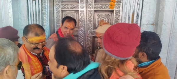 मंदिर के कपाट बंद करते हुए