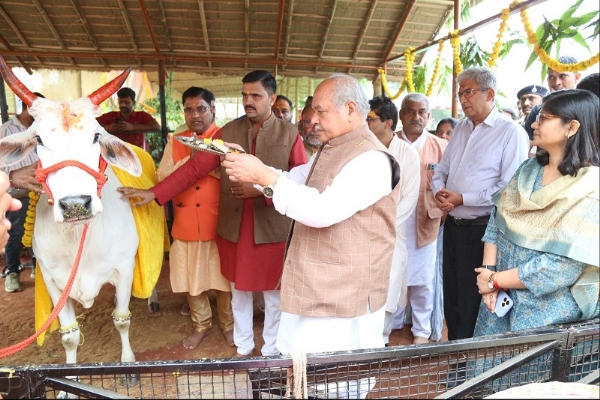 आदर्श गौ-शाला लाल टिपारा में भव्य कार्यक्रम में 108 टन गोबर से निर्मित गोवर्धन भगवान का हुआ पूजन