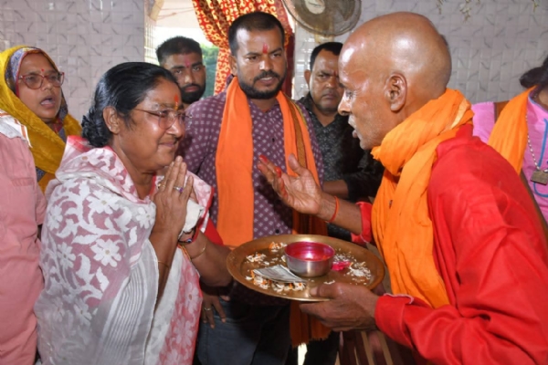 अररिया फोटो:आशीर्वाद प्राप्त करते प्रत्याशी