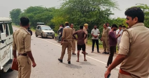 दुर्घटना स्थल पर जांच करती पुलिस