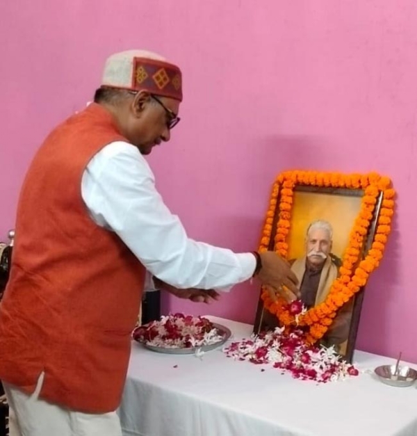 श्रद्धांजलि अर्पित करते पीएन द्विवेदी