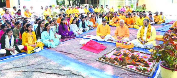 गोवर्धन पूजन करते हुए