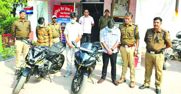 पुलिस गिरफ्त में आरोपित