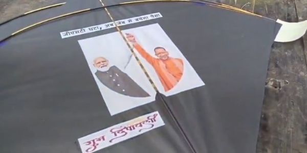 पतंग दुकानदार के यहां बिकने को लगी पीएम मोदी और सीएम योगी की पतंगें।