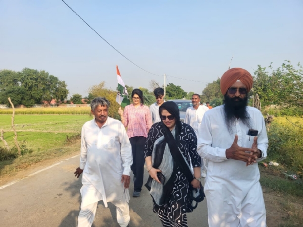 सदभाव पैदल यात्रा में साथ चलते हुए बृजेंद्र सिंह की पत्नी जसमीत कौर, बेटी कुदरत सिंह, समरवीर सिंह।