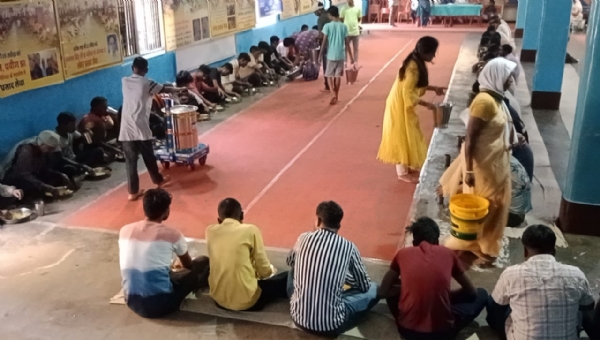 भोजन परोसते लोग