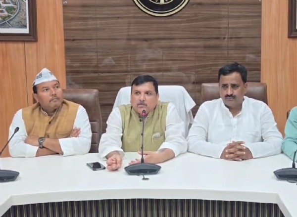 प्रेस वार्ता में बोलते आआपा सांसद संजय सिंह एवं अन्य।