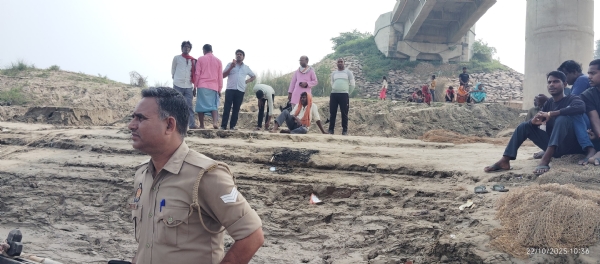 चुनार पक्का पूल के पास गंगा घाट पर मौजूद परिजन व तलाश करवाती पुलिस