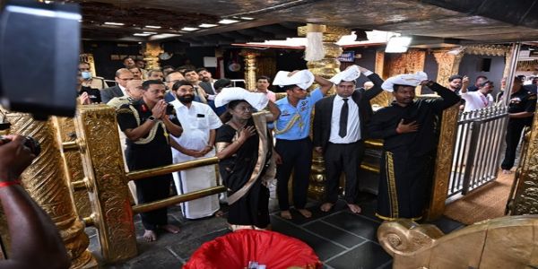 राष्ट्रपति द्रौपदी मुर्मु की सबरीमाला में पूजा-अर्चना करने की तस्वीर