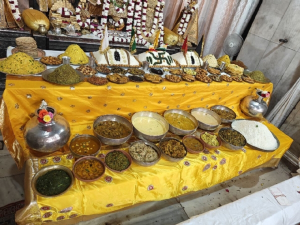 गोविंद देवजी मंदिर में हुआ गोवर्धन पूजन, अन्नकूट प्रसादी लेने उमड़े श्रद्धालु