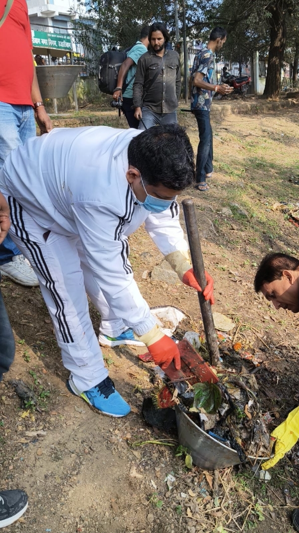 घाट की सफाई करते उपायुक्त