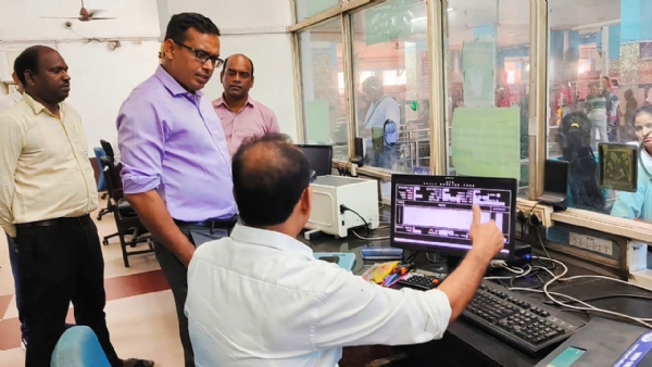 टिकट काउंटर का निरीक्षण करते वरीय मंडल वाणिज्य प्रबंधक