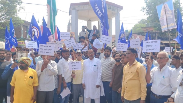 प्रदर्शन करते दोनों संगठनों के कार्यकर्ता