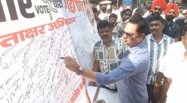 हस्ताक्षर अभियान में शामिल कांग्रेसी