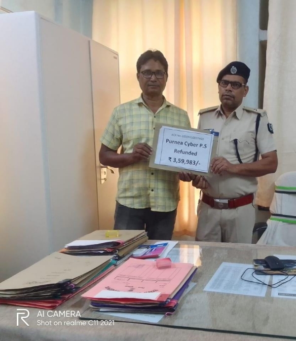 रुपया वापस करते हुए